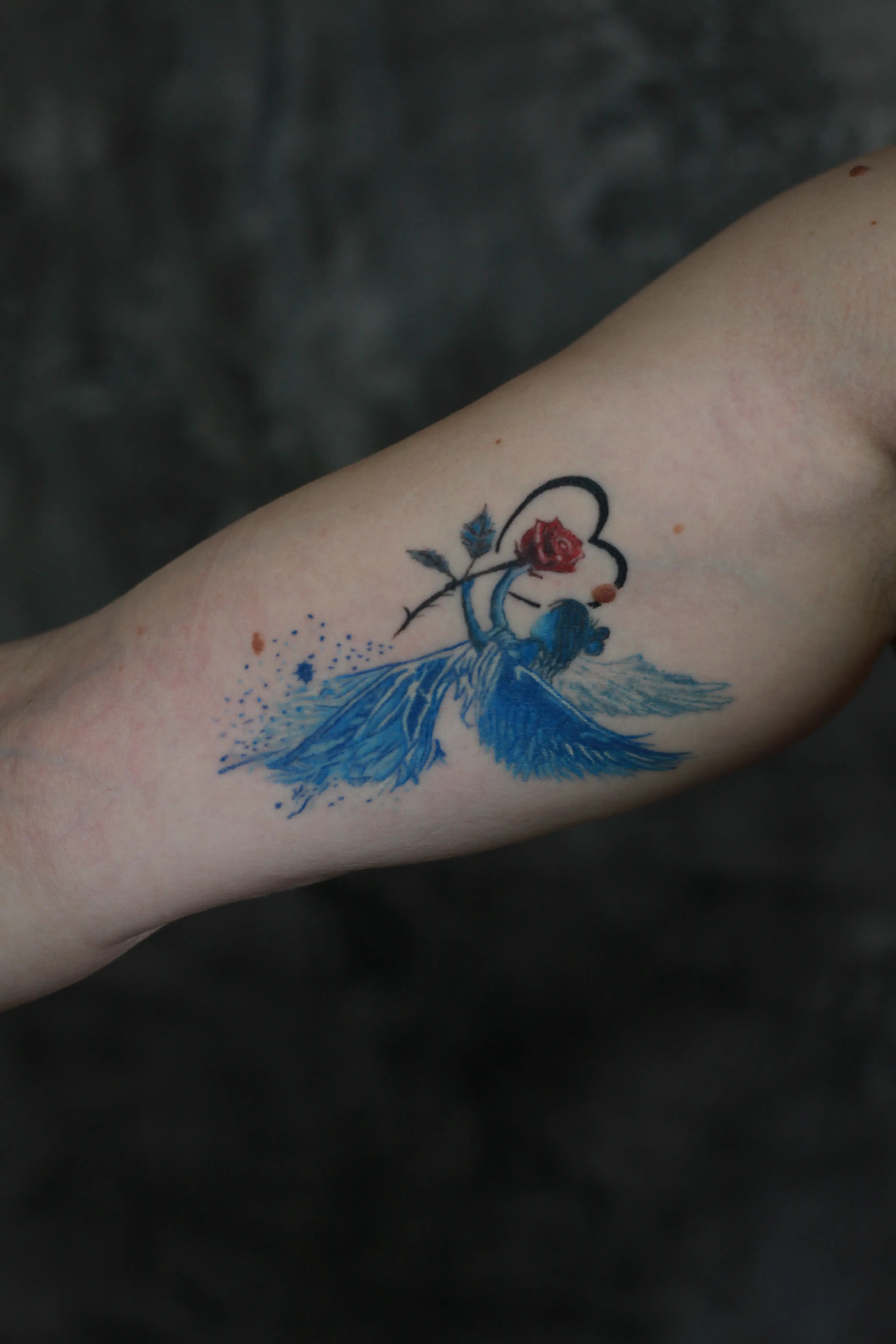 Ilustrativna tetovaža plavog anđela - detalj tetovaže 2